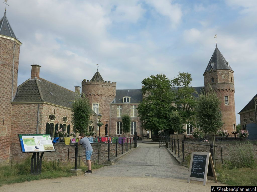 Kasteel Westhove is tegenwoordig een hostel. Het hostel ligt tussen Domburg en Oostkapelle vlakbij zee. Na een zonnige dag worden de badhanddoeken op de muren gelegd om te drogen.Tips: Kasteel Westhove en het natuurgebied bij Domburg.